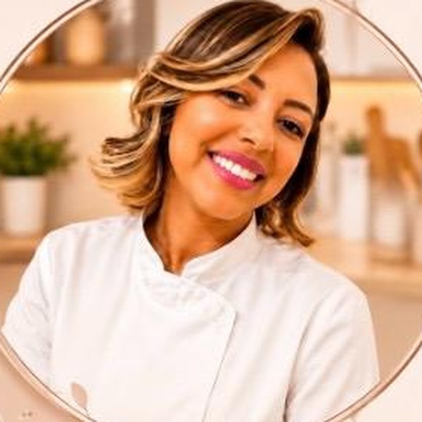 Chef Ana Costa sorrindo